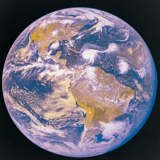 ATMÓSFERA Es la capa gaseosa que rodea la Tierra. Compuesta por oxigeno, y vapor de agua, dióxido de carbono y otros gases.