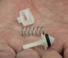 Remueva el resorte y el cono. Inspeccione el o-ring (JDI105) y reemplácelo si está desgastado o rayado.