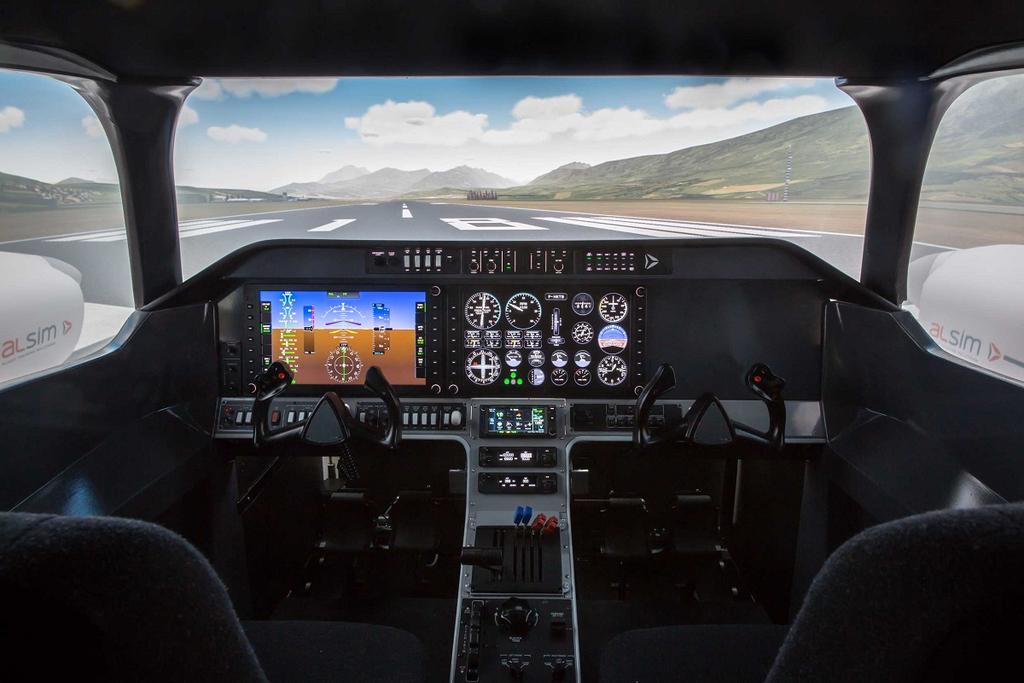 Simulador para entrenamientos básicos categoría FNPTI. Conﬁguraciones a elegir: Séneca V o B1900. Especialmente indicado para el entrenamiento y refresco del vuelo por instrumentos.
