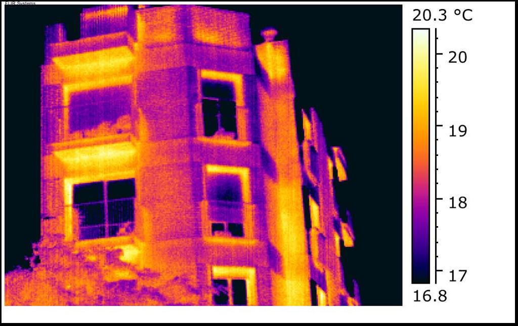 S observa el comportament dels balcons i els llindars de les finestres com a ponts tèrmics, zones on el flux de calor és major.