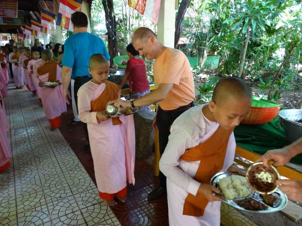 Myanmar Ofrenda de comida a