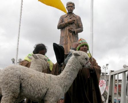 Al pie de la estatua a Daniel Alcides Carrión, mártir de la medicina peruana, las delegaciones saludaron al