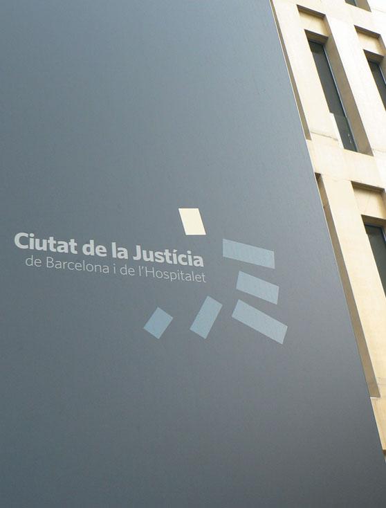 La Ciutat de la Justícia La nova Ciutat de la Justícia està situada en el límit dels termes municipals de Barcelona i l Hospitalet de Llobregat, al costat de la plaça d Ildefons Cerdà (entre la Gran