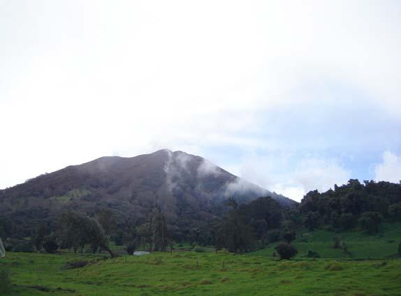 Foto, RSN, Nov. 2007 Foto1: Vista del sector del sur del Volcán Turrialba.