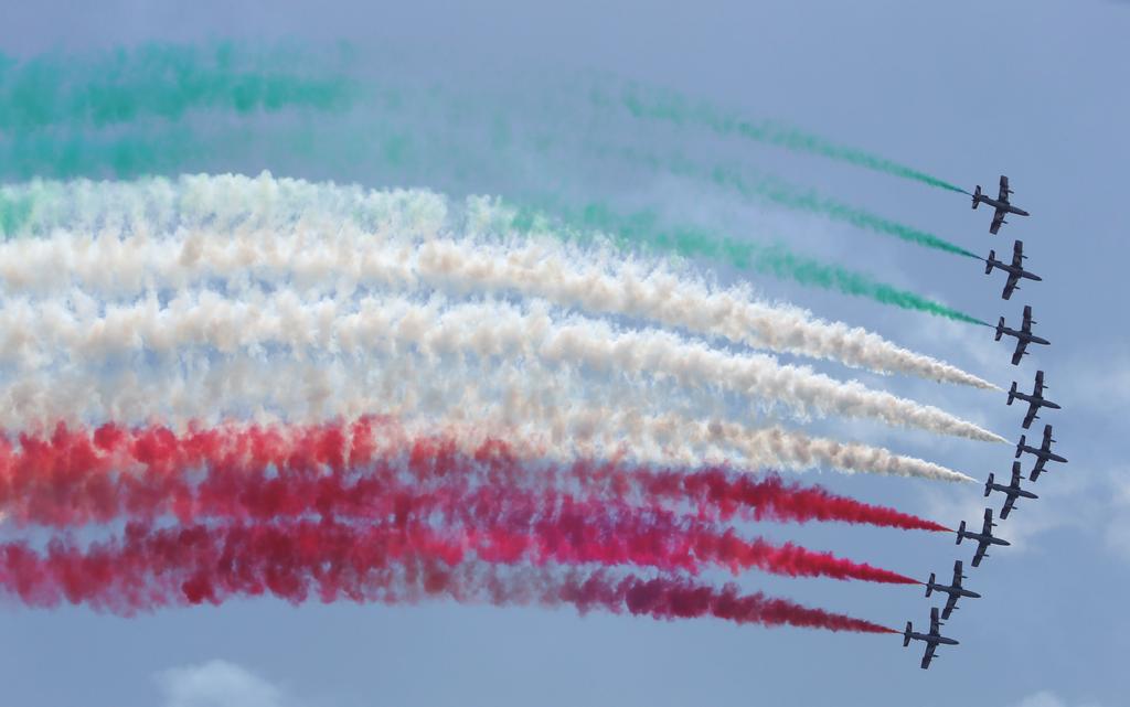 [ fuerzas armadas ] Los Aermacchi de la patrulla Frecce Tricolore, en formación cuña, sueltan gases dibujando en el cielo la bandera de Italia. para pilotos de combate.