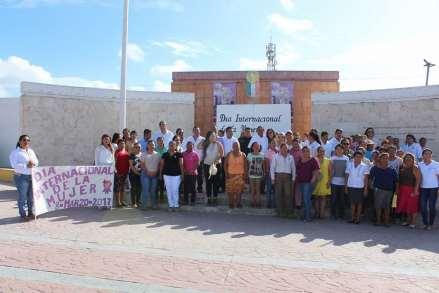 En el marco del día Internacional de la Mujer la presidenta del DIF Adelaida Huerta, el alcalde Salvador Farías González y la directora municipal del Instituto de