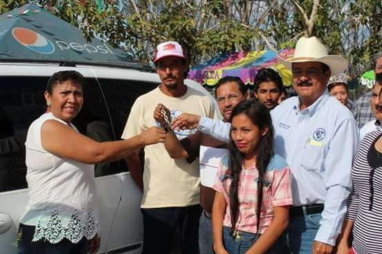 En apoyo a la educación el alcalde Salvador Farías González entrega vehículo para transportar a alumnos de la comunidad de