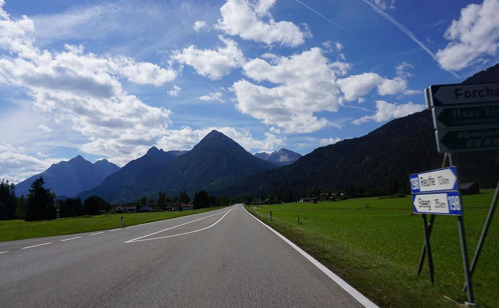 Si te gusta manejar mientras viajás y por una de esas casualidades estas conociendo los valles austríacos hay un camino que no te podés perder, se trata del paso más alto, empinado y complicado que