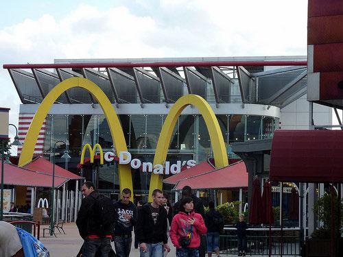 Analizando estas definiciones a través del ejemplo: McDonald s. La marca en este caso es reconocida tanto por su nombre como por su famoso logotipo de los arcos dorados (los cuales forman la letra M).