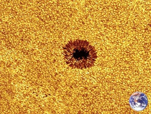 Créditos: ESA/NASA Manchas solares Como habíamos mencionado, una mancha solar es una zona de la fotosfera que se encuentra inmersa en una intensa actividad del campo magnético del Sol.