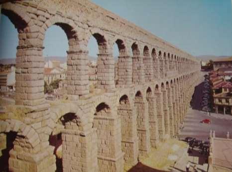 Arte Romano Arquitectura civil Acueductos Sistemas de abastecimiento de agua para las ciudades, construidos a partir del arco de medio punto.