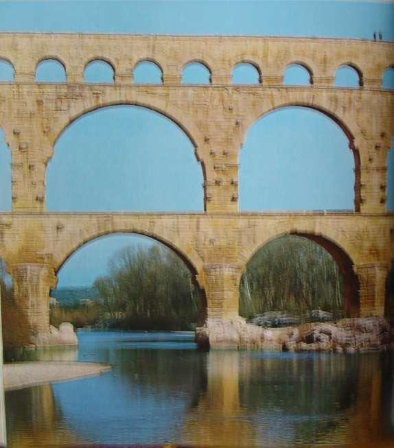 Acueducto Pont-di-Gard. Fines del s. I d. C., por Agripa. Altura: 50 m.
