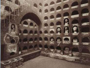 Columbarium Mausoleo consistente en un muro con nichos.