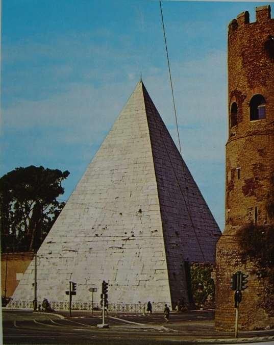 Monumento funerario de forma piramidal.