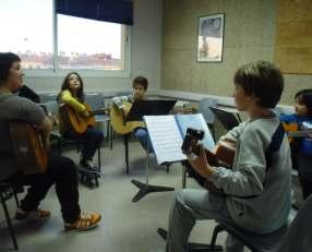 Grau Elemental (6 a 12 anys i adults): els alumnes inicien i consoliden l estudi de l instrument, participen a les agrupacions instrumentals i realitzen estudis de llenguatge musical per l obtenció