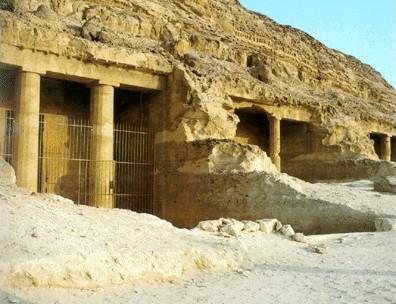 Tumba situada a la orilla oriental del Nilo a unos 270 kl a sur d e El Cairo Las tumbas adoptan formas