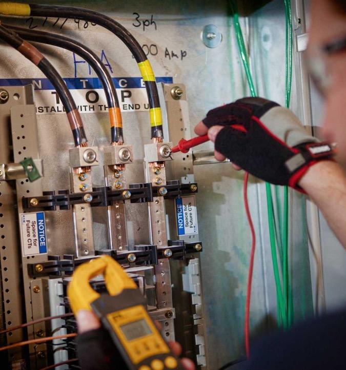 Cursos SST HSE SST Riesgo Electrico Programas de formación certificada en PRL para los trabajadores en entornos industriales que estén expuestos a riesgos eléctricos