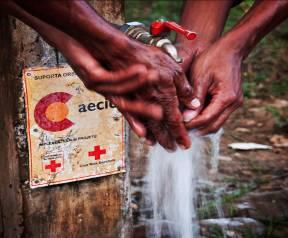 Cruz Roja Española activó inmediatamente un dispositivo de mejora del saneamiento, promoción de la higiene e incremento de la cloración del agua, consiguiendo que la epidemia se frenara en las zonas