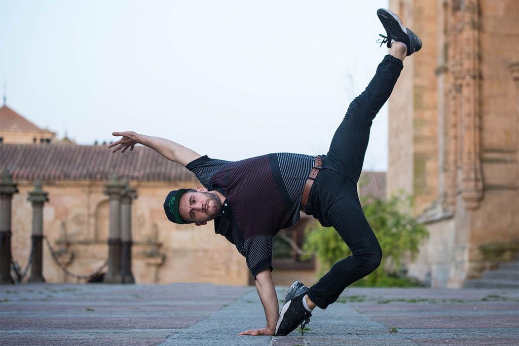 MOISÉS GORDO GÓMEZ "MOE" DANZA URBANA Moisés Gordo Gómez, conocido en el mundo de la danza como Moe, comienza de forma autodidacta en Bboying (Breakdance) desde el 2003.