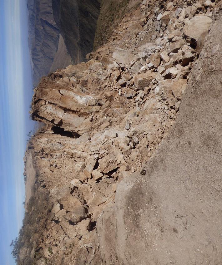 destruida por el avance retrogresivo de la escarpa principal del deslizamiento de Chaquihuayjo (foto 14).