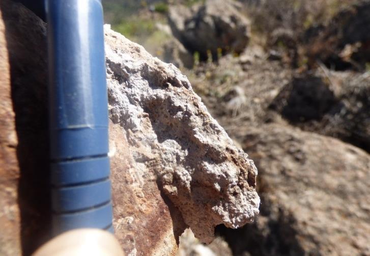 desprendimiento periódico de bancos de rocas en la escarpa principal del deslizamiento de Chaquihuayjo (foto 5).