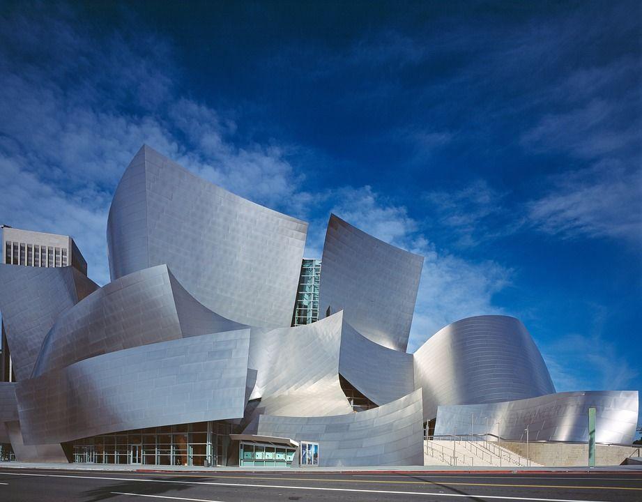 Esta fotografía es un edificio llamado Walt Disney Concert Hall creado por el arquitecto llamado Frank Gehry.