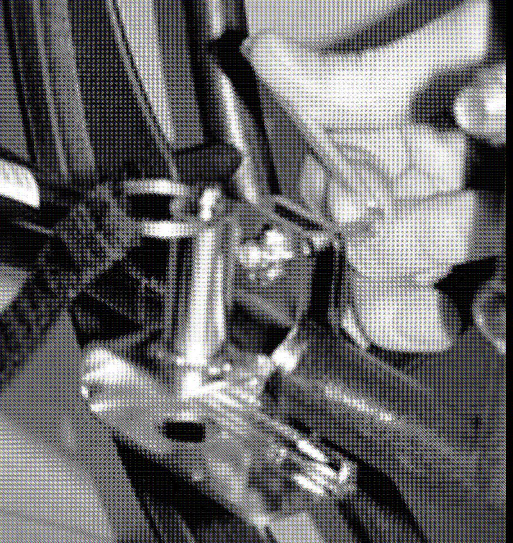 2.- Instalación de fijaciones al chásis. Las fijaciones se montan sobre el tubo horizontal de la silla, en la posición que marca la foto.