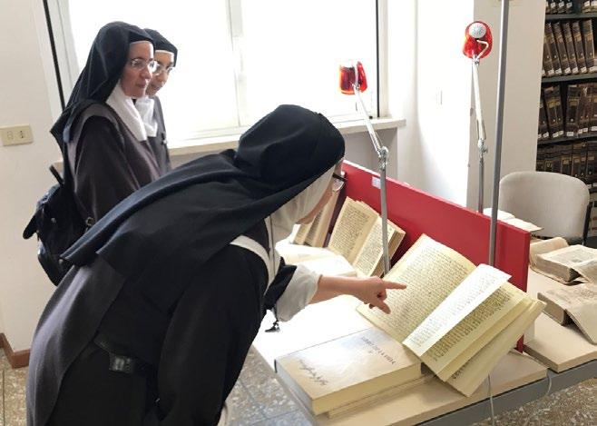 Reunión de las Carmelitas Descalzas italianas en el Teresianum Más de treinta monjas carmelitas descalzas,