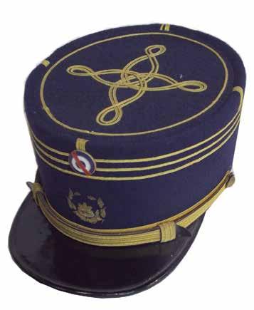 54. Reproducción miniatura de gorra de parada del Batallón Florida del Ejército Uruguayo. Con faltantes. 55.
