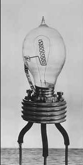 1. Historia de la Informática PRIMERA GENERACIÓN (1940 1955) Las operaciones se realizan mediante circuitos a base de válvulas de vacío (también denominadas válvulas termoiónicas o