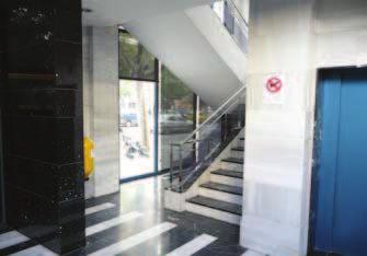 Comunicació vertical: Escales: Existeix una escala principal que comunica totes les plantes, situada al costat dels ascensors.