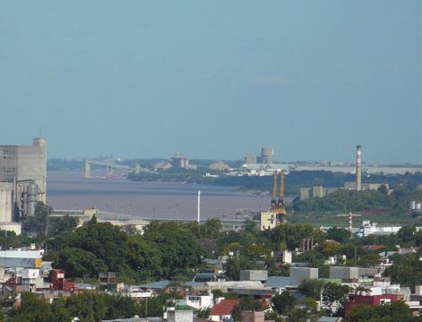 harinas y aceites desde los puertos aledaños a la ciudad de Rosario, especialmente el complejo de terminales de Puerto Gral. San Martín-San Lorenzo (al norte) hasta Punta Alvear-Gral. Lagos (al sur).