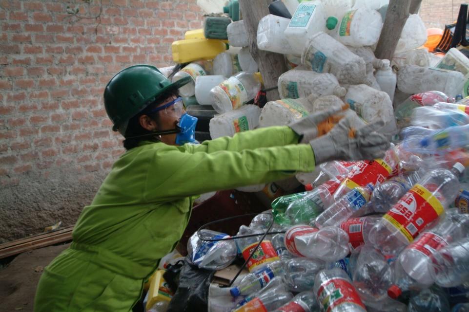 SITUACIÓN ACTUAL Cifras En el Perú se genera alrededor de 19 mil toneladas de residuos sólidos al día En el 2017: Se recuperó el 3.4 % de los residuos sólidos inorgánicos valorizables.