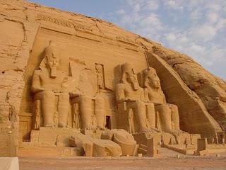 En la tarde salida para visita a las pirámides de Giza, complejo funerario formado por las pirámides de Keops, una de las siete maravillas del Mundo, Kefrén, Mikerinos, la Esfinge de Kefrén y el