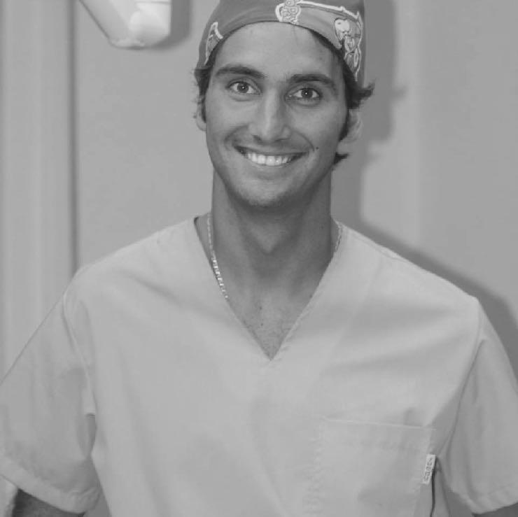 Licenciado en Odontología. UAX Master en endodoncia. AOA Máster Universitario en Cirugía Bucal. Universidad de Alcalá. Profesor Máster Cirugía Bucal.