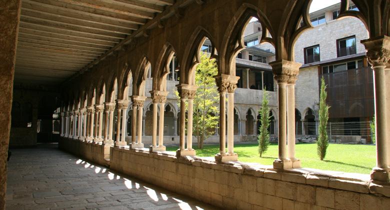 La Facultad de Letras y la Universidad de Girona La Facultad de Letras de la Universidad de Girona ofrece una variada oferta educativa que permite cursar todos los niveles de estudios universitarios.