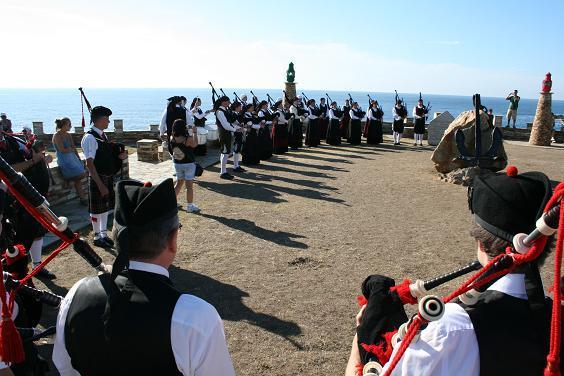 Los grupos participantes se darán cita en el mirador de Os Cañóis y frente al mar realizarán un homenaje a todos los marineros.