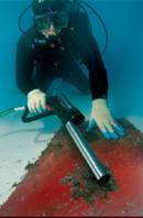 para remover los organismos marinos y adherencias en superficies debajo el agua.