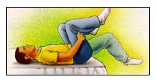 Programa Avanzado de Ejercicio Estirar el Flexor de la Cadera Acuéstese boca arriba cerca del borde de la cama, tirando las rodillas hacia el pecho.