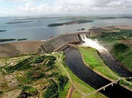 Los criterios de uso para que un cuerpo de agua sirva para la instalación de centrales hidroeléctricas son: bajas concentraciones de sólidos