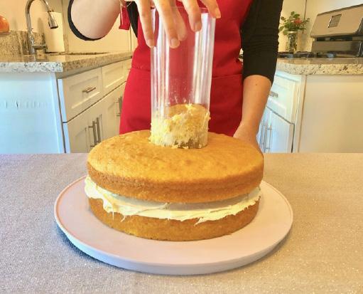 Guía para preparer un pastel Pastel Hecho en Casa Advertencia: No gire la placa mientras el glaseado o el dispositivo pueden desbloquearse Coloque el Plato Sorpresa en una superficie plana.