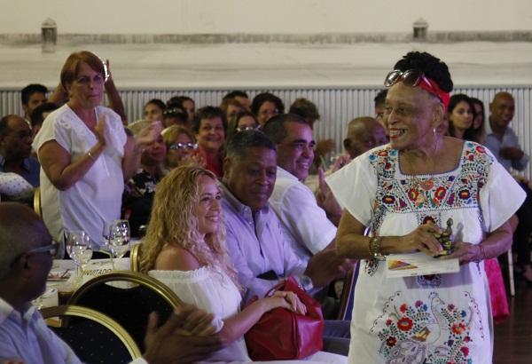 La Diva del Buena Vista Social Club obtuvo uno de los premios especiales por el disco Omara siempre.la aplaude de pie, Marta Bonet, presidenta del Instituto Cubano de la Música.