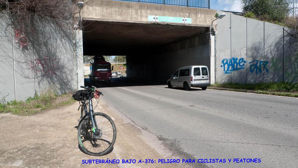 el cruce entre las carreteras A-376 y SE-005, extremadamente peligroso para los ciclistas: Por el mantenimiento del
