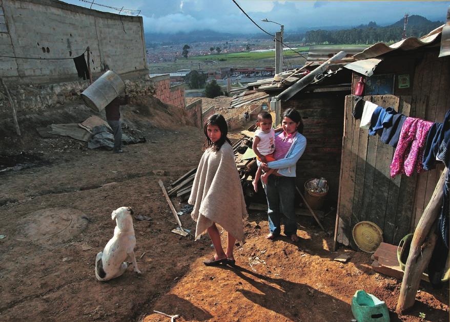 Gran parte de los dos millones de desplazados colombianos viven en situación de extrema pobreza en los márgenes de las grandes ciudades. Cómo son tratados ambos grupos?
