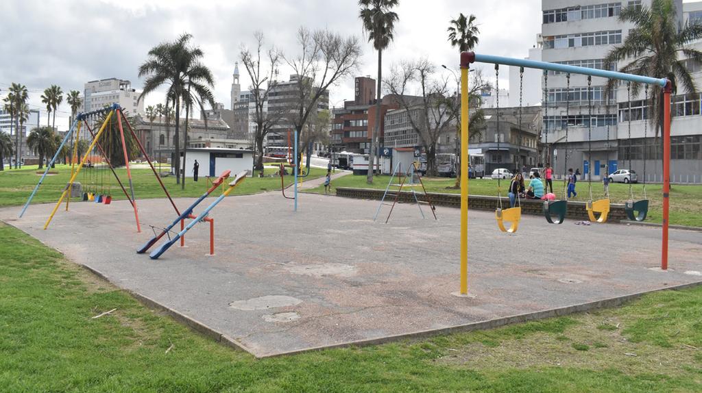 Descripción: Eliminar el estacionamiento sobre calle Río Negro, recuperar vereda y ampliar el área dedicada a juegos infantiles, agregando sector infantil de 2 a 6