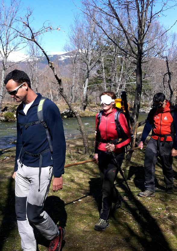 CURSO DE GUIADO DE CIEGOS EN MONTAÑA PRESENTACIÓN: Curso de senderismo y montañismo adaptado para guiar a personas ciegas en montaña.
