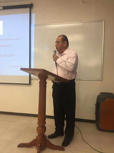 El Director de la Facultad, Dr. Juan Pérez Hernández, realiza la inauguración del evento, exponiendo algunas palabras alusivas a éste y más que nada del Dr. Armando Álvarez Morales.