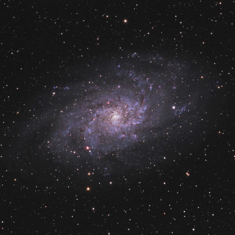 Por ejemplo, la galaxia del triángulo (M33) tiene magnitud aparente de 5 y se ve mucho más