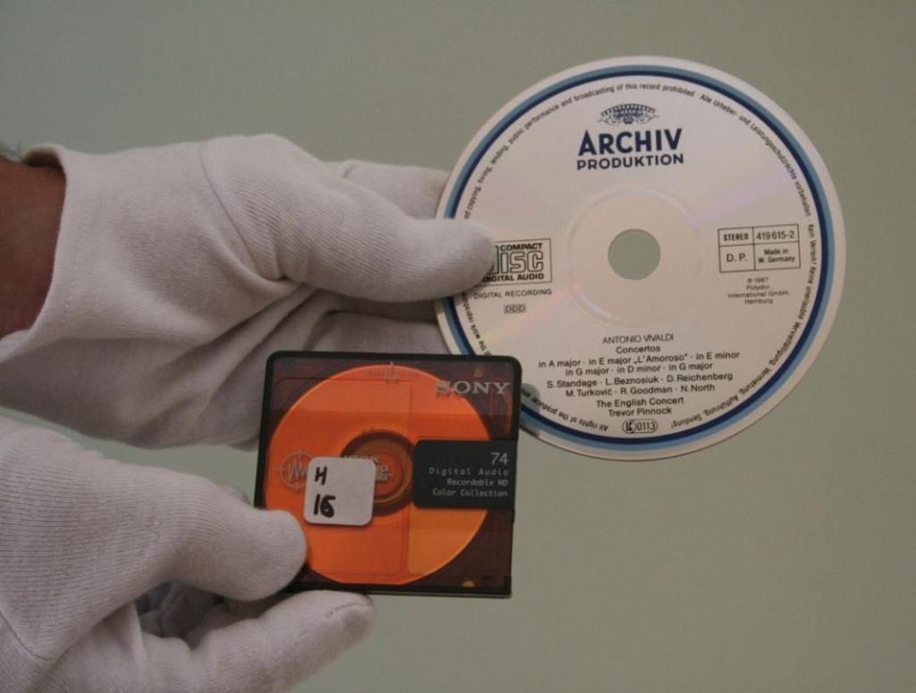 SOPORTES DIGITALES DISCOS COMPACTOS En 1982 Sony lanza al mercado el compact-disc (CD) Desde 1974 Phillips y