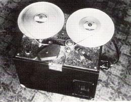 CINTAS ABIERTAS CON BASE PLÁSTICA Uno de los primeros modelos de grabadores de